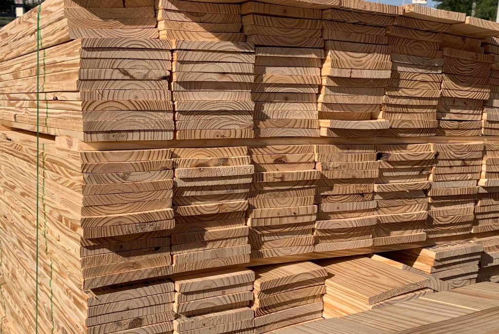 🪵 ¿Qué es la madera de pino y por qué es tan usada en tarimas?